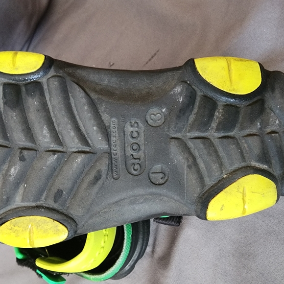 CROCS Green Kids Sandals with Alien Charms - Picture 7 of 9